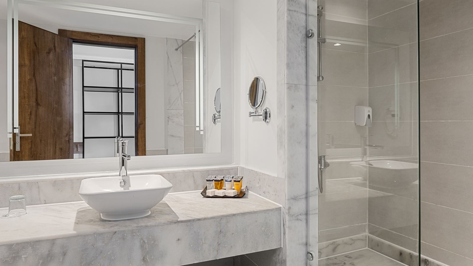 rooms-deluxe-room-pool-view