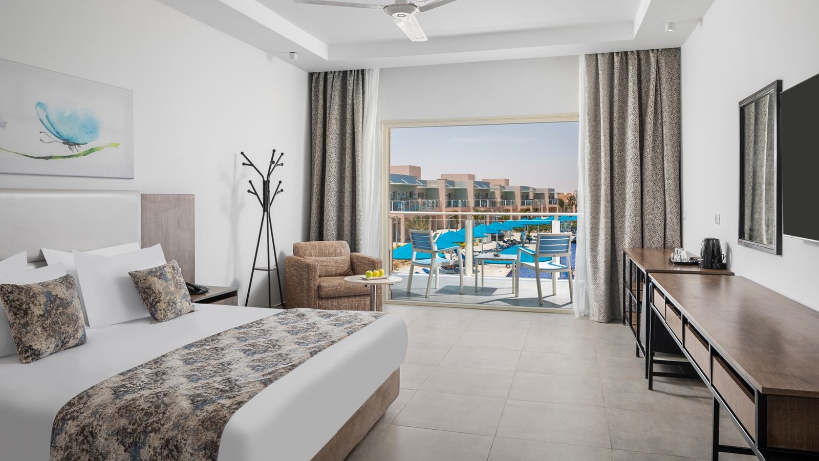 rooms-deluxe-room-pool-view