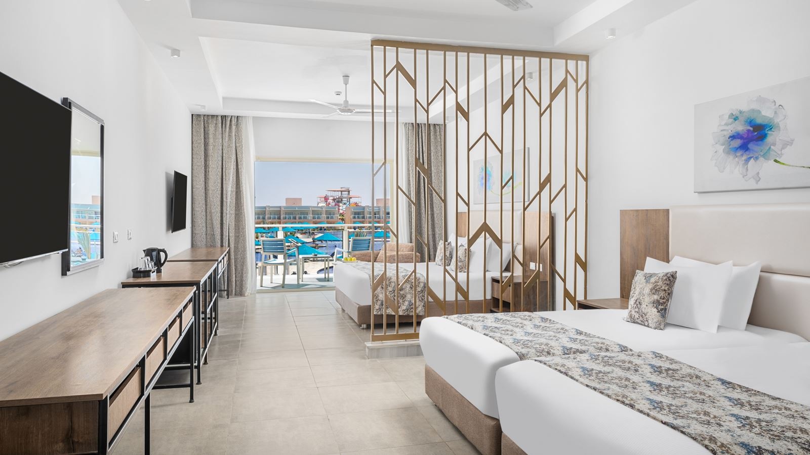 rooms-deluxe-suite-pool-view