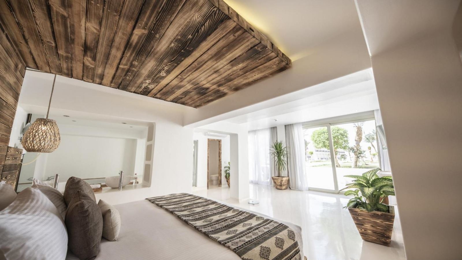 rooms-the-party-never-ends-suite