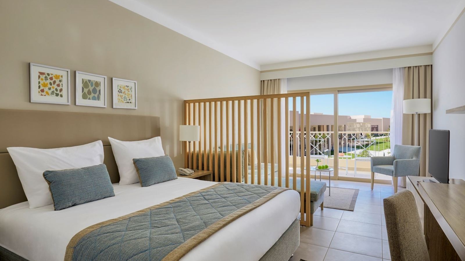 rooms-family-deluxe-pool-view