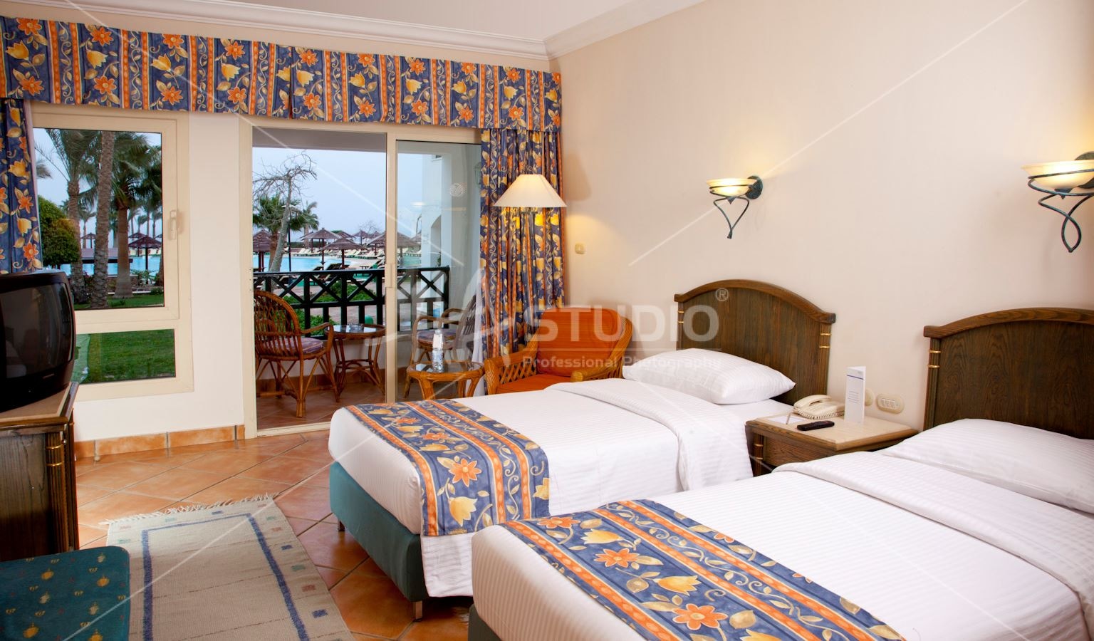 rooms-standard-room-pool-view