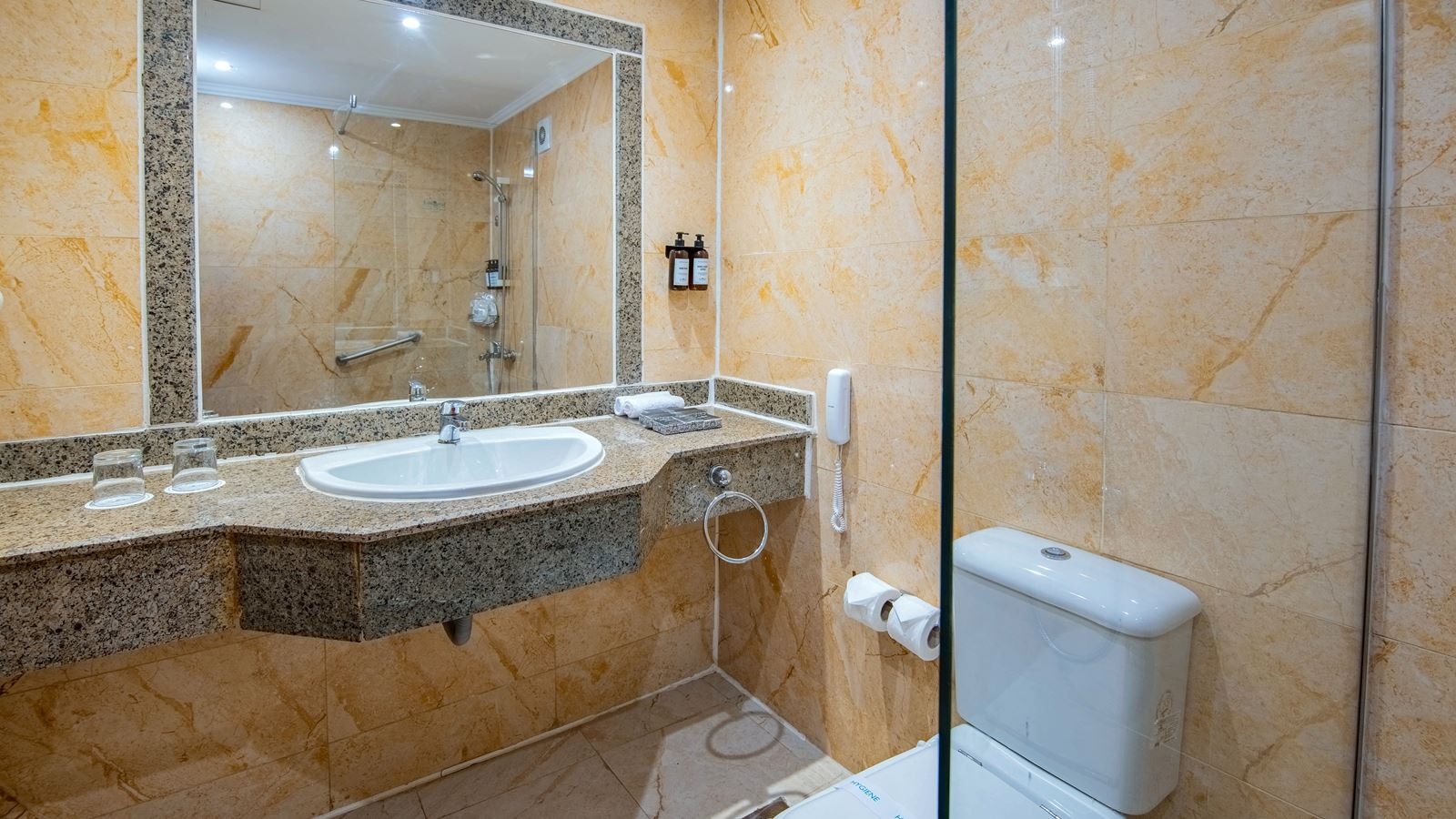 rooms-family-bunkbed-room-poolside-seabackgarden-view