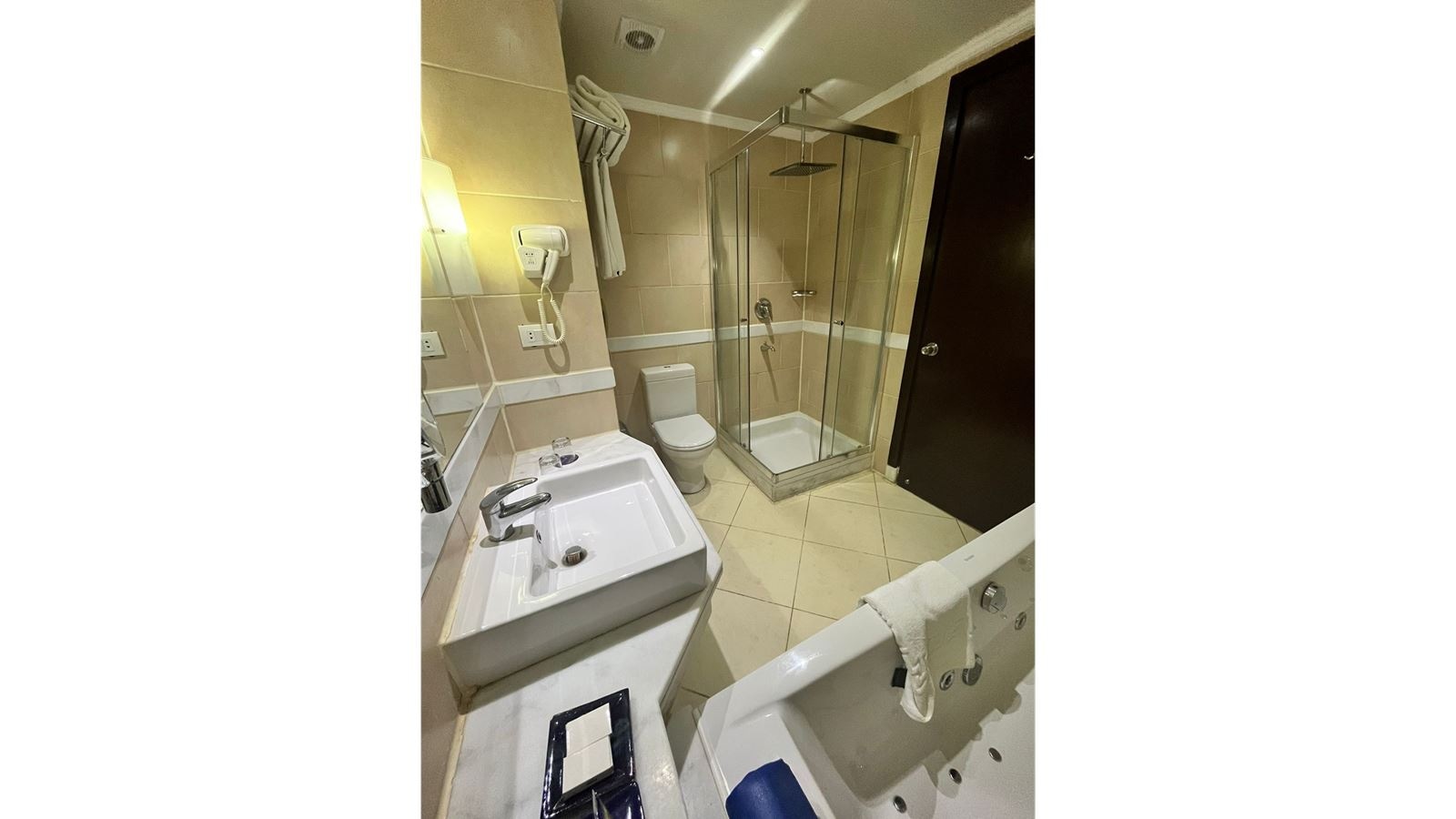 rooms-family-room-pool-view--garden-view