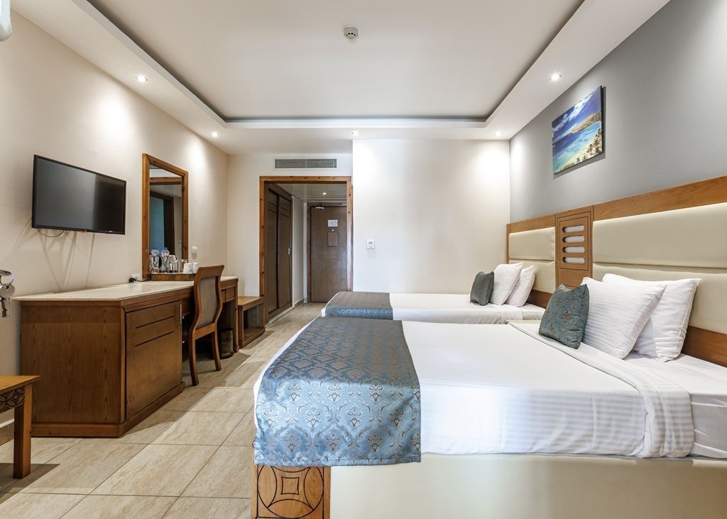 rooms-family-room-city-view