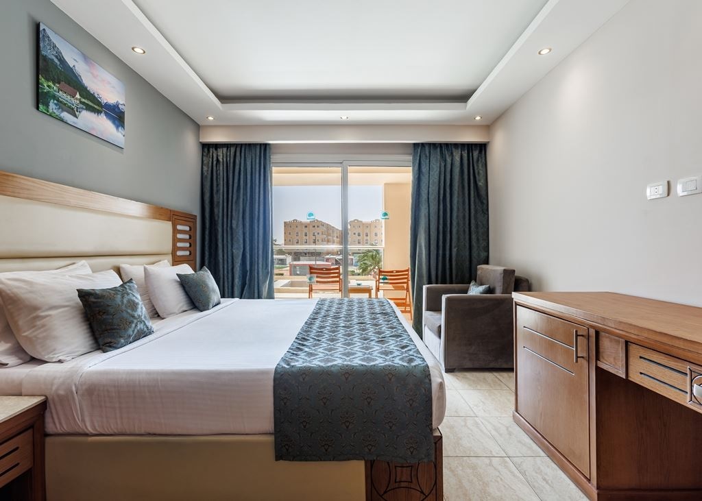 rooms-family-room-city-view