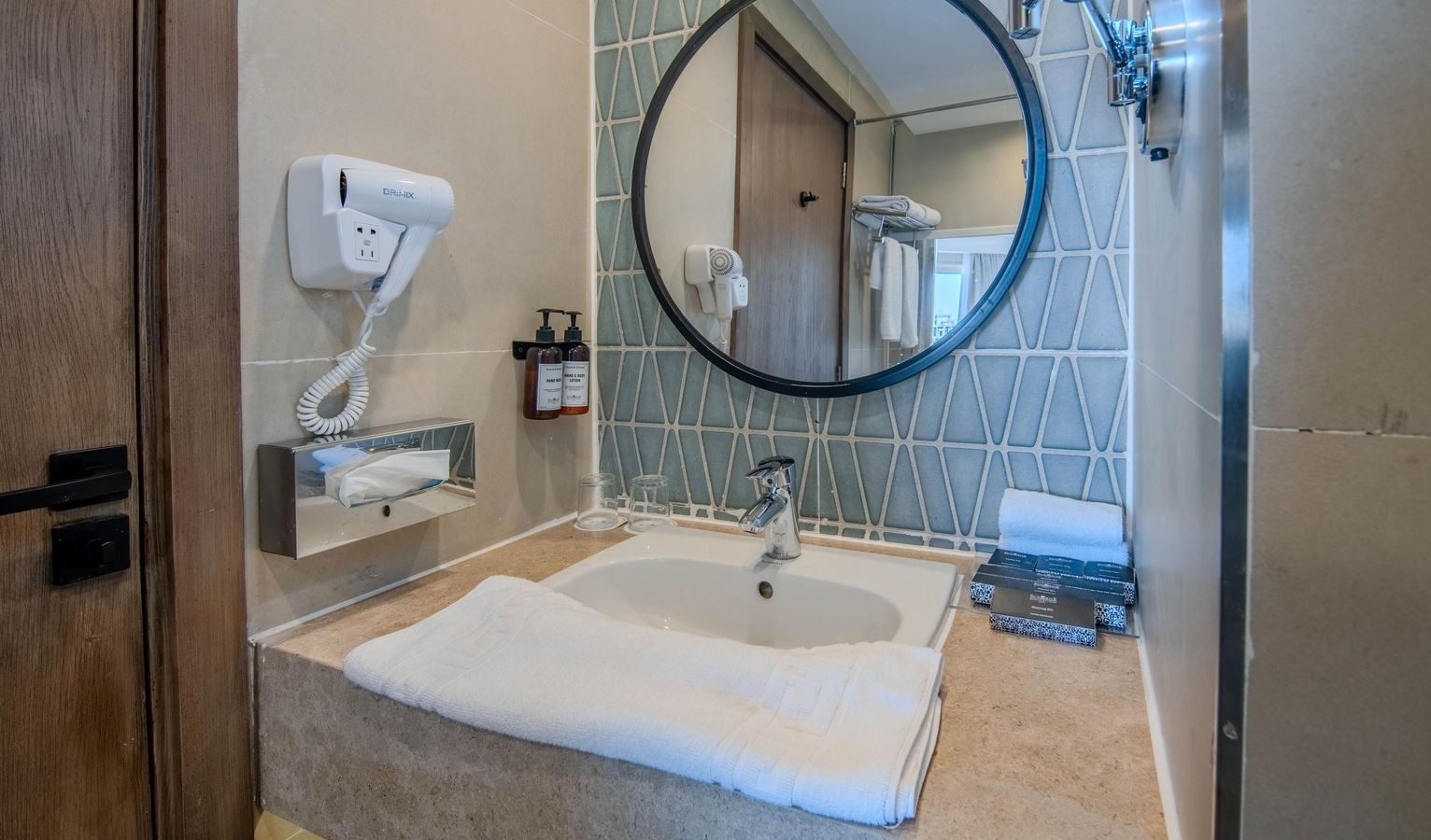 rooms-superior-room-pool-view