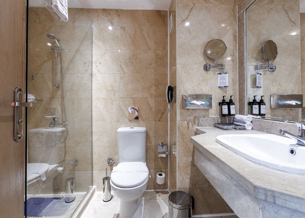 rooms-swimup-room-pool-view