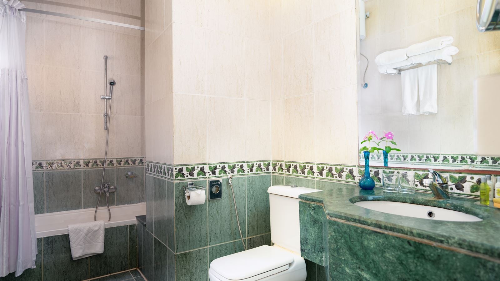 rooms-family-suite-2nd-line-garden-side