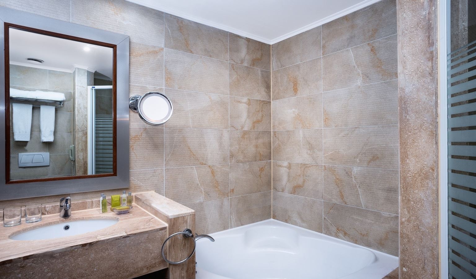 rooms-diplomatic-suite