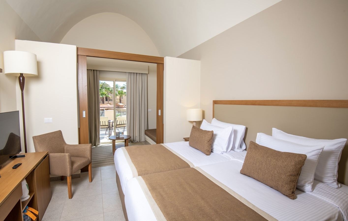 rooms-family-deluxe-room-pool-view-twin-bed