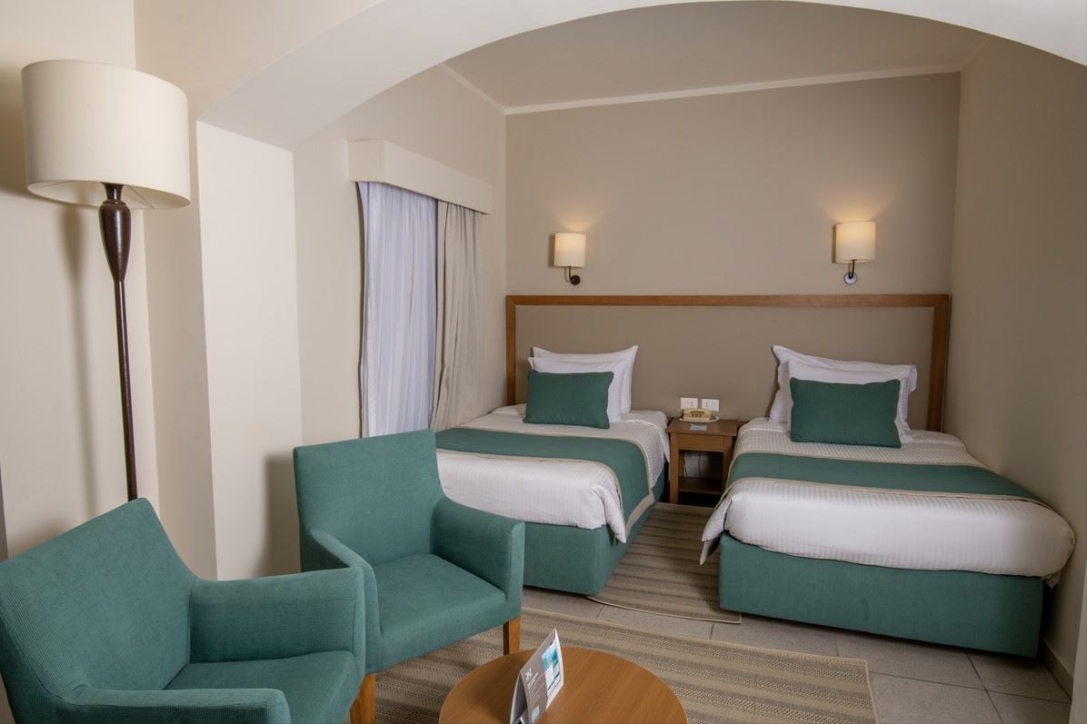 rooms-superior-room-pool-view-twin-bed