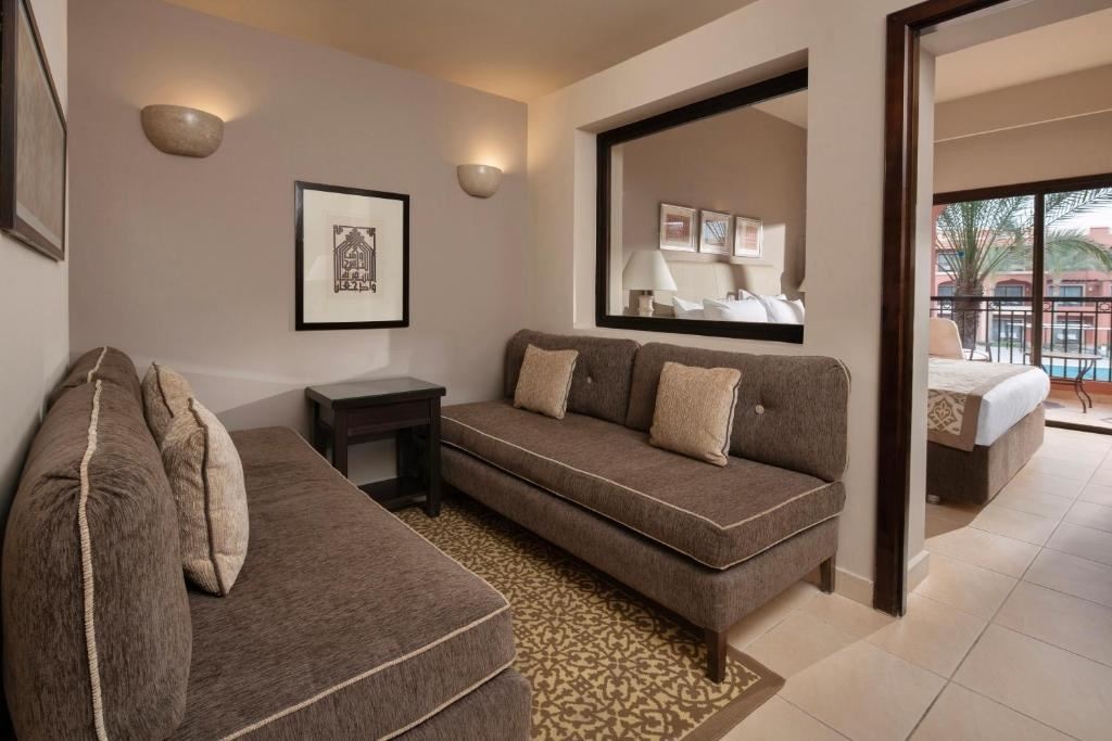 rooms-family-queen-bed-garden-or-pool-view