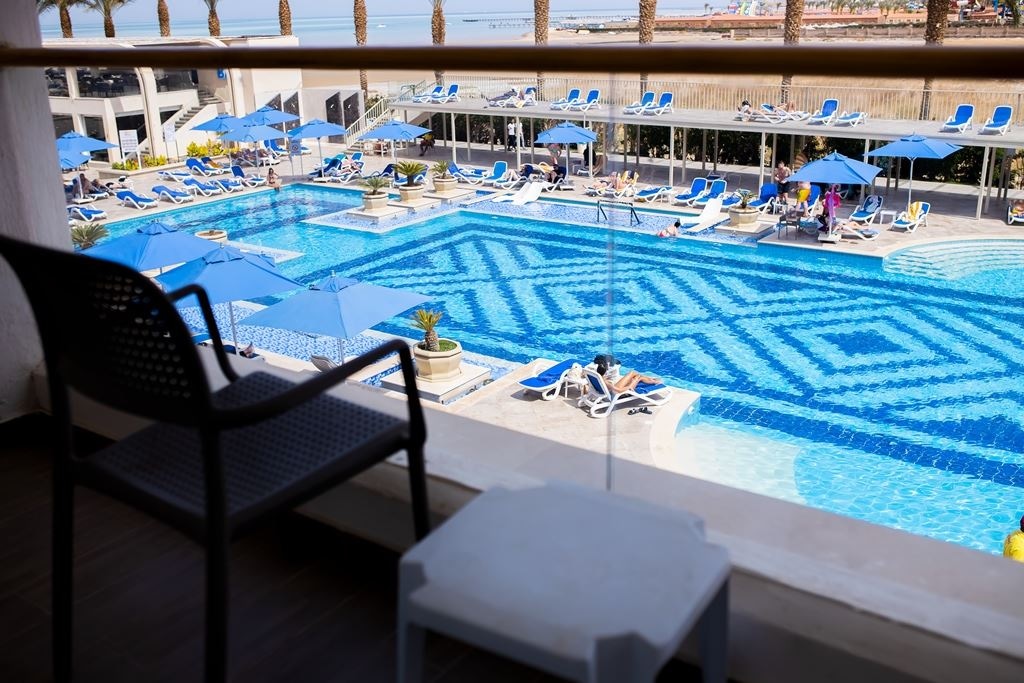 rooms-deluxe-room-pool-view