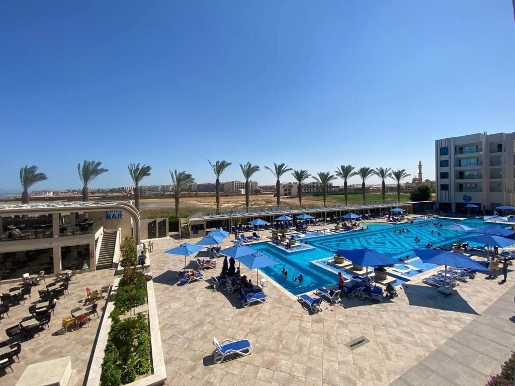 rooms-deluxe-room-pool-view