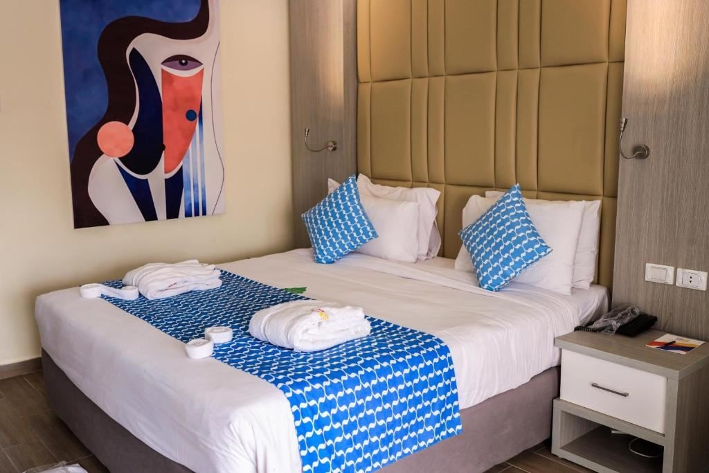 rooms-deluxe-room-pool-view