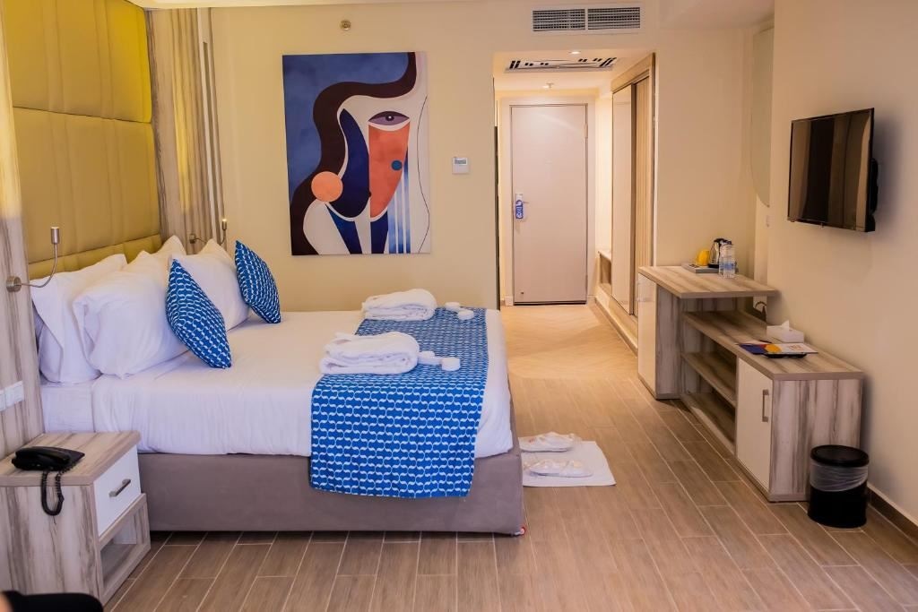 rooms-deluxe-room-pool-view