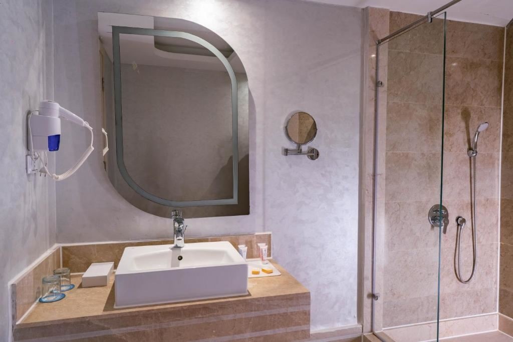 rooms-deluxe-room-pool-view