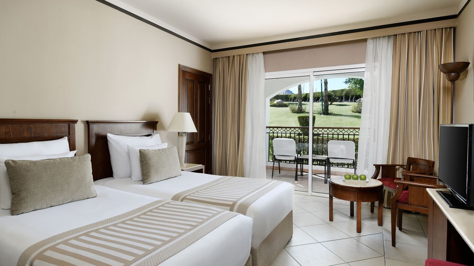 rooms-family-room-garden-view