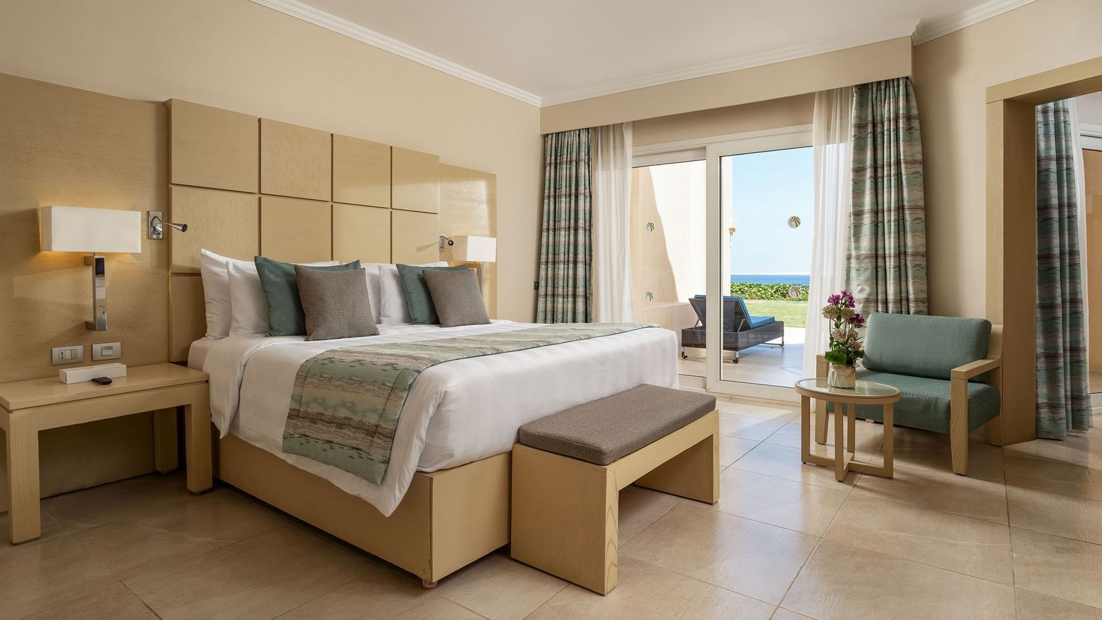 rooms-junior-suite-poolsea-view