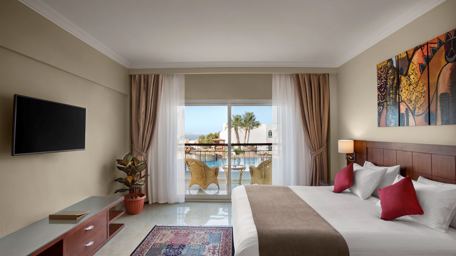 rooms-premium-jacuzzi-suite-pool-view