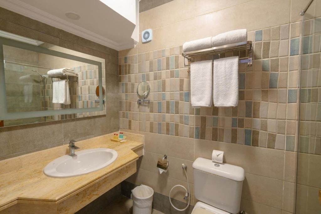 rooms-superior-sea-and-pool-view-room