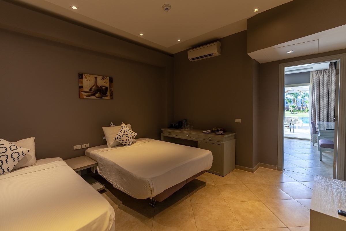 rooms-posh-club-family-swimup-suite-pv