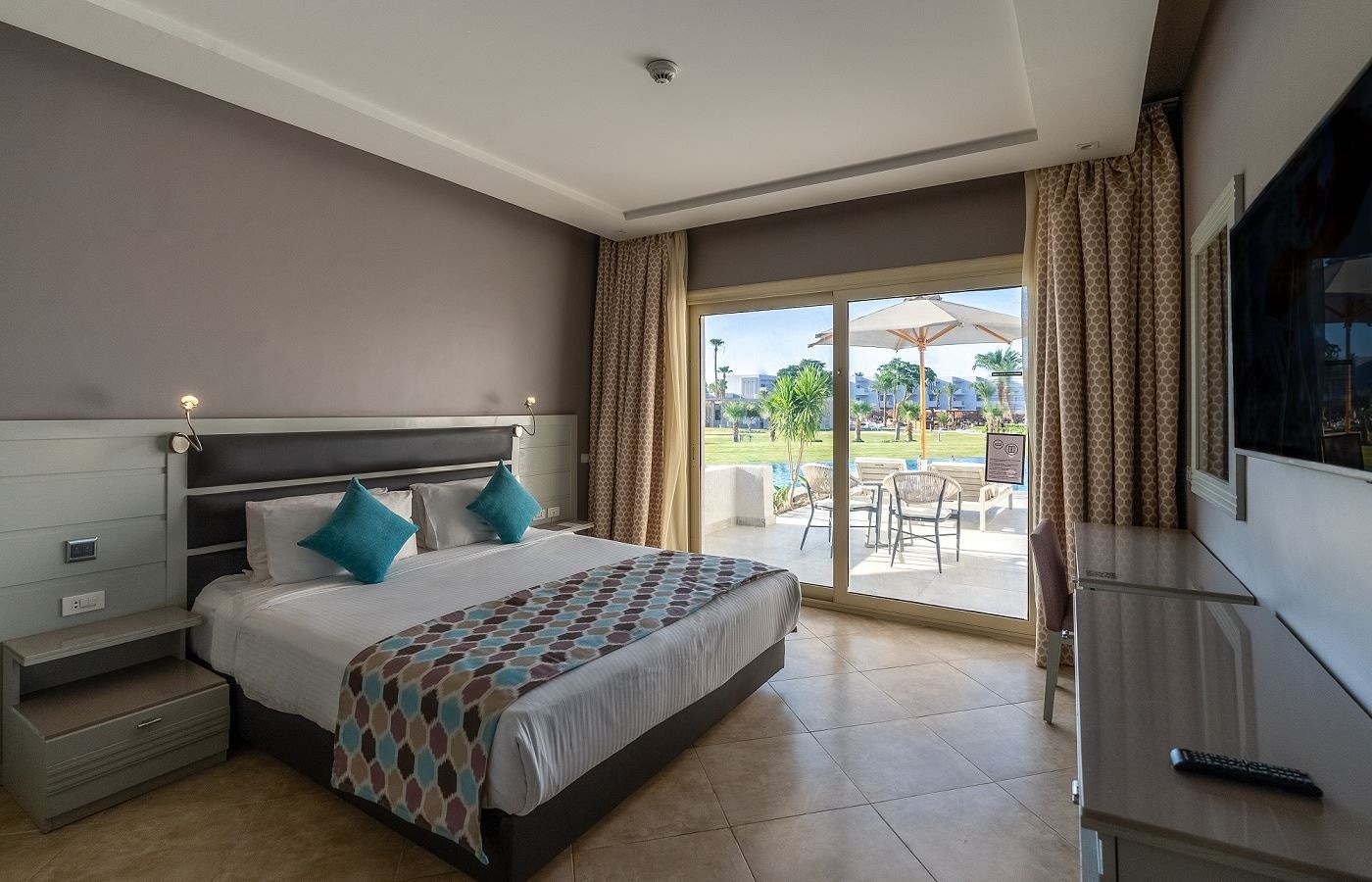 rooms-posh-club-family-swimup-suite-pv