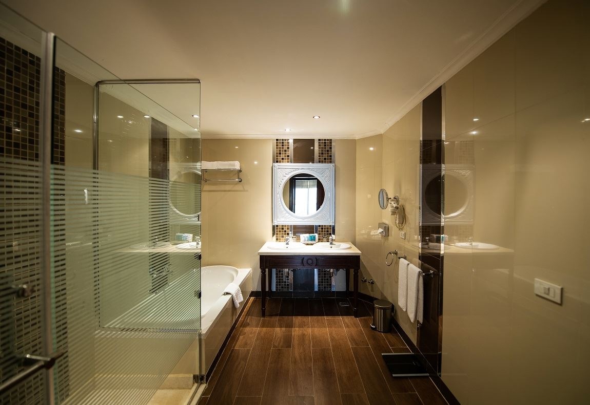 rooms-posh-club-crystal-jacuzzi-suite-sv