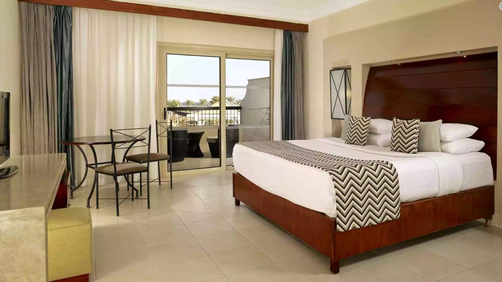 rooms-standard-garden-or-pool-view-room