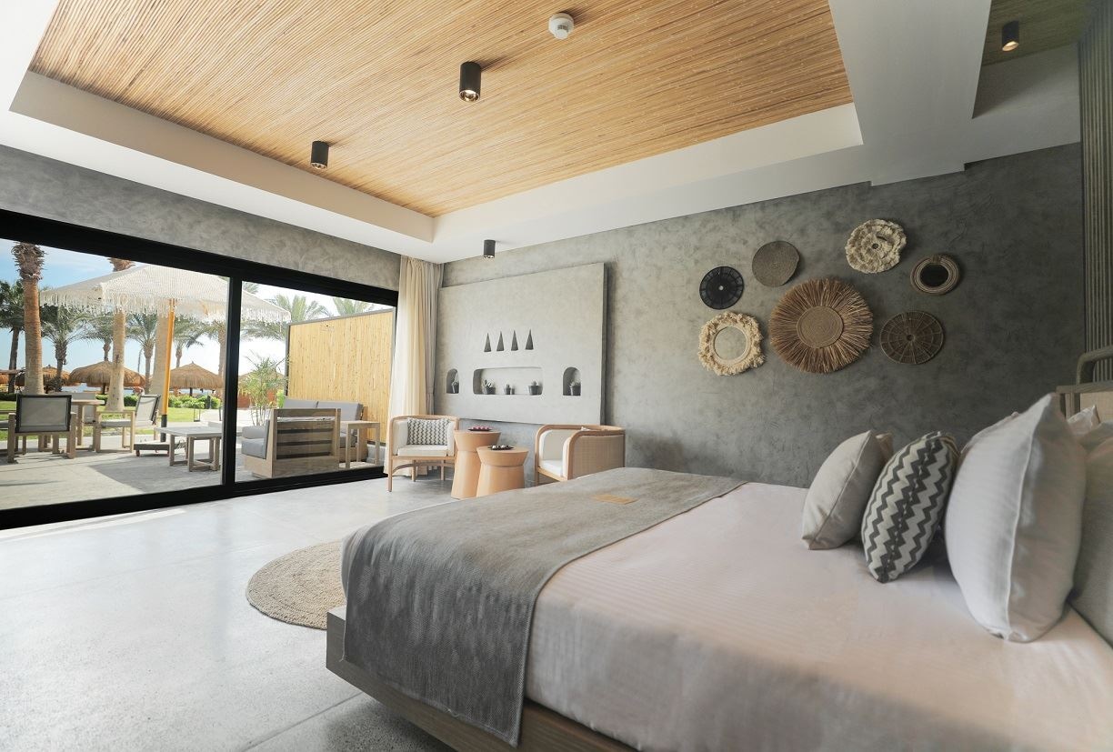 rooms-executive-pool-suite-partial-sea-view