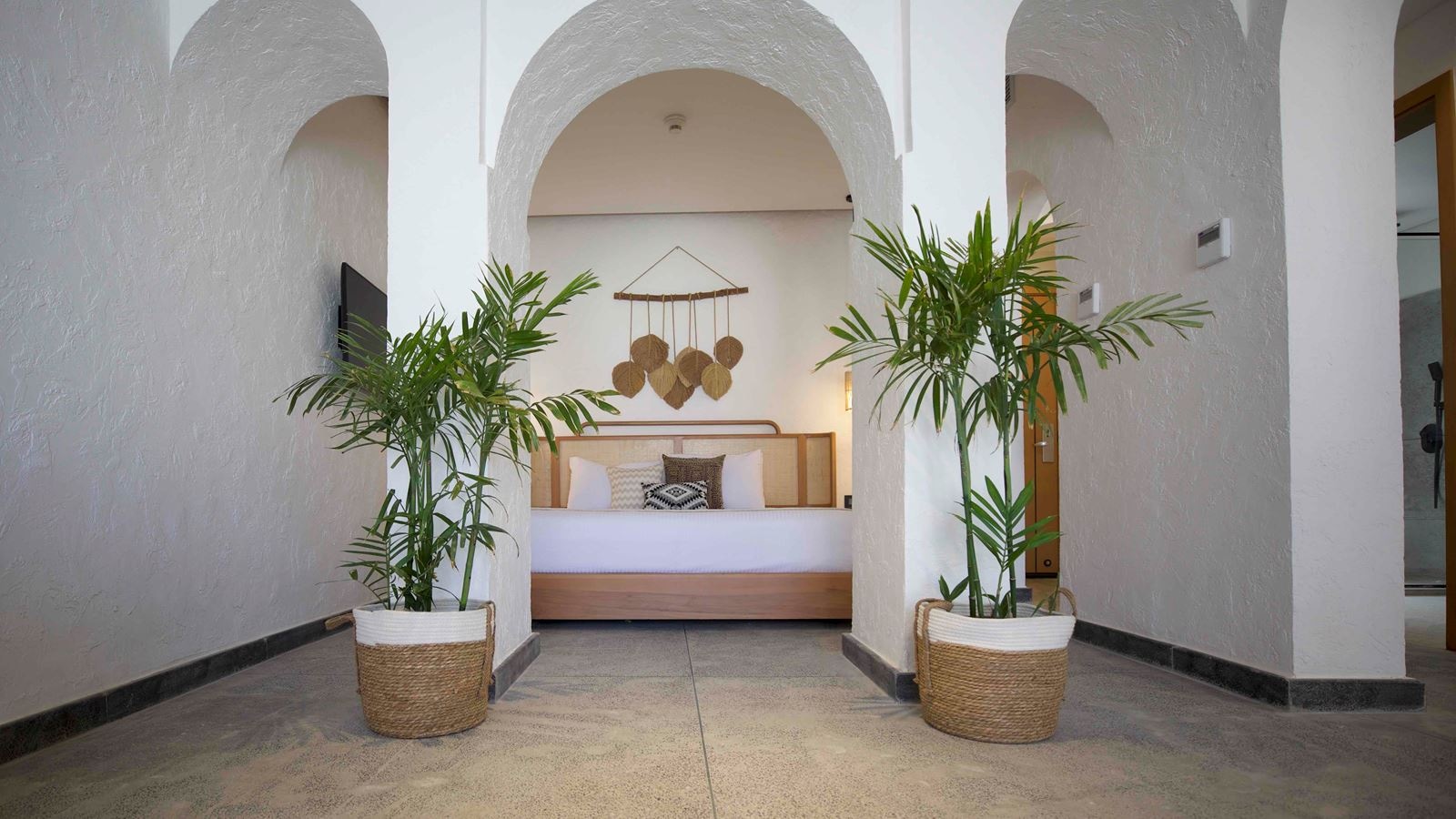 rooms-tucana-pool--jacuzzi-suite-partial-sea-view