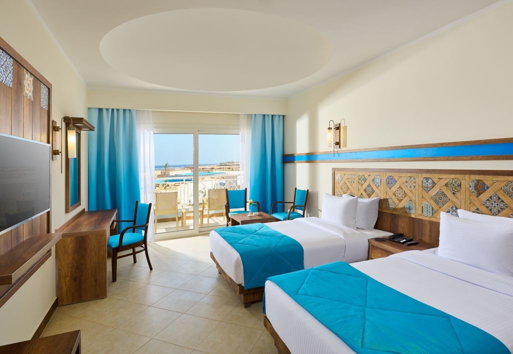 rooms-deluxe-room-partial-sea-view