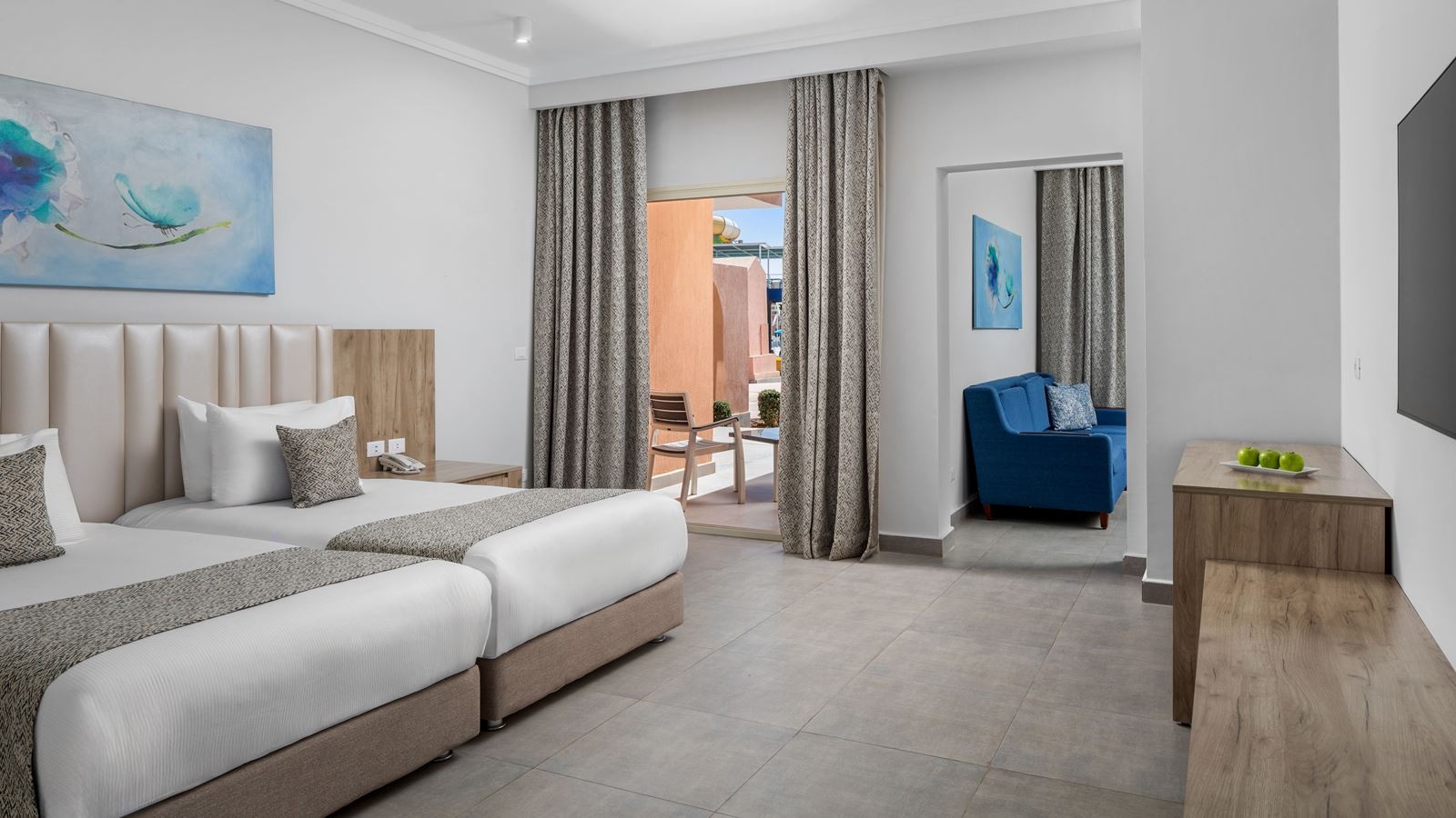 rooms-premium-family-room-pool-view