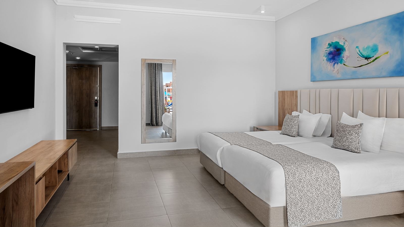 rooms-premium-family-room-pool-view