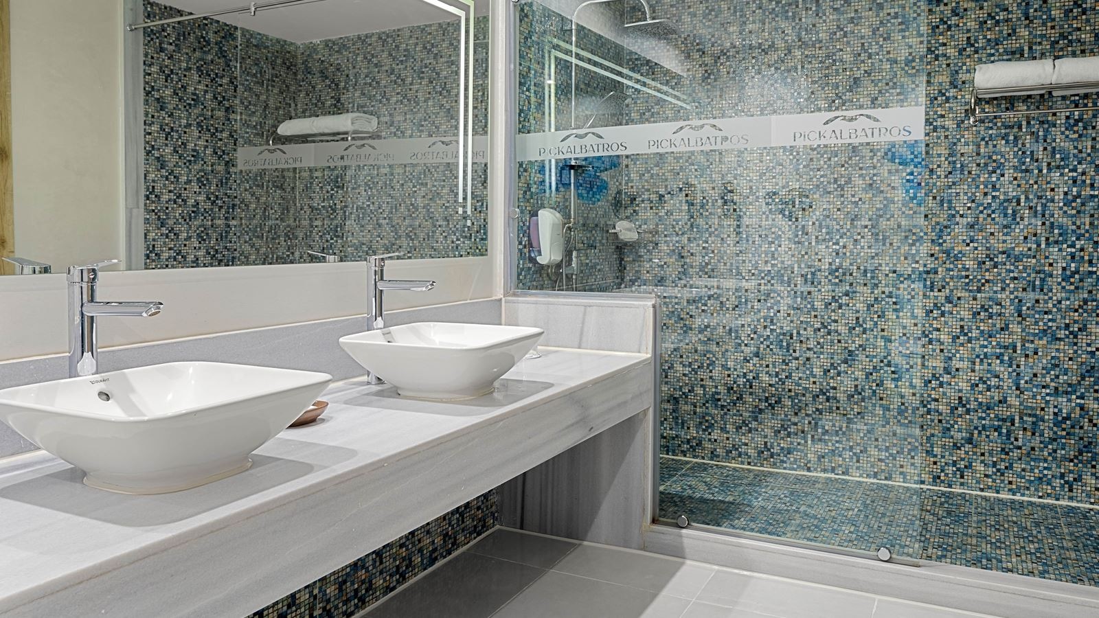 rooms-deluxe-room-pool-view