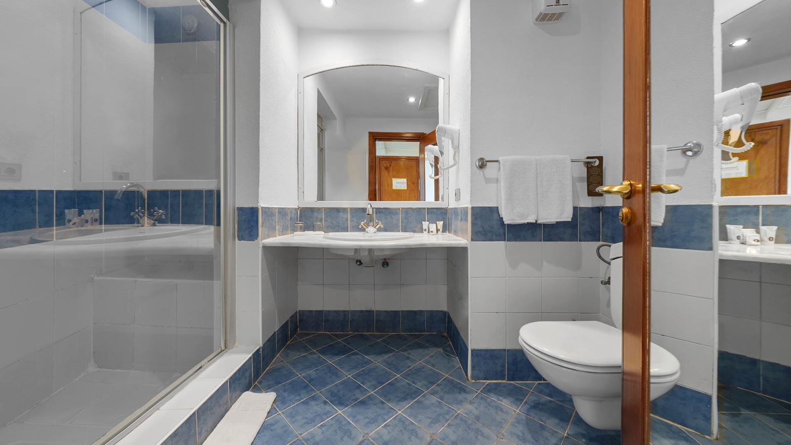 rooms-domina-aquamarine-pool