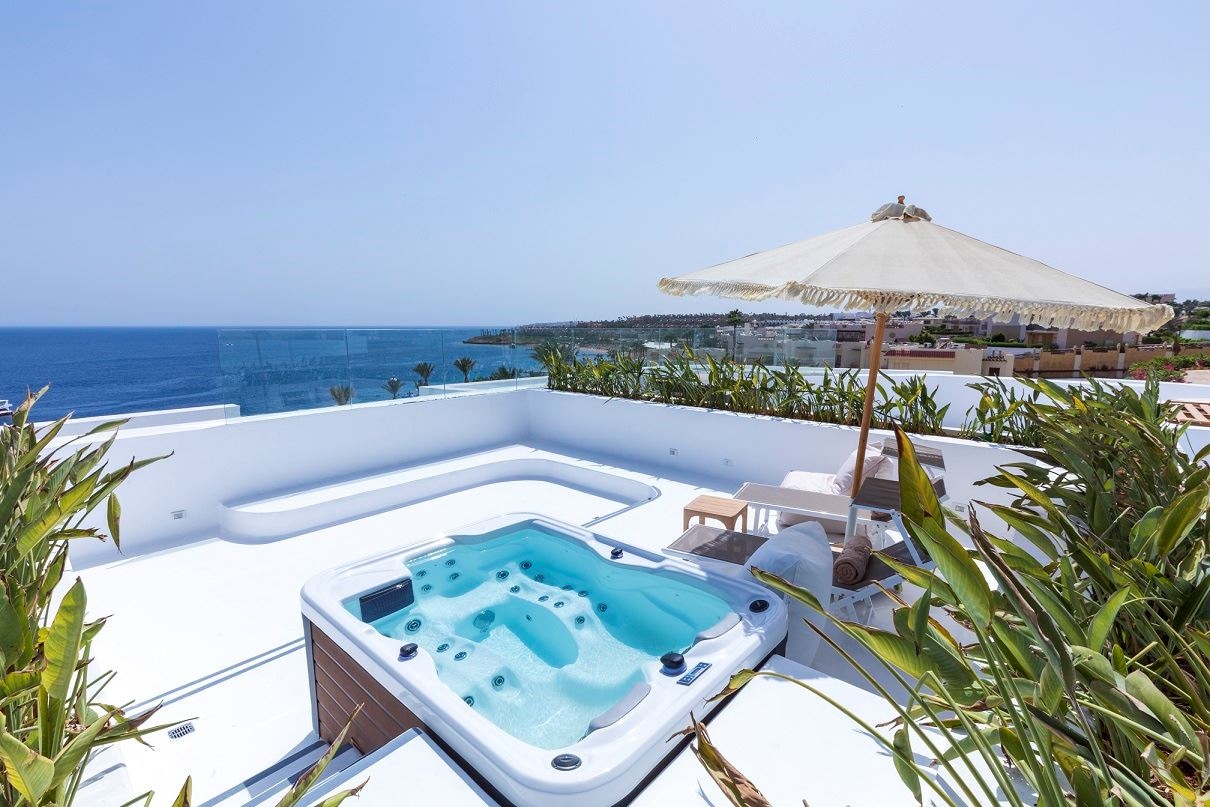 rooms-the-party-never-end-jacuzzi-suite