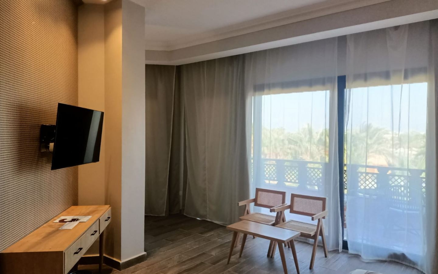 rooms-deluxe-family-room