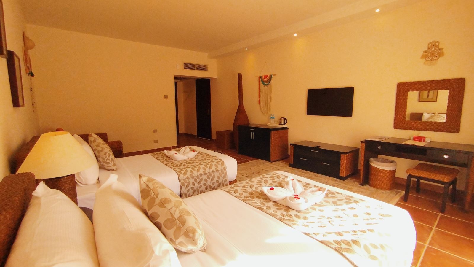 rooms-family-one-bedroom-pool-view