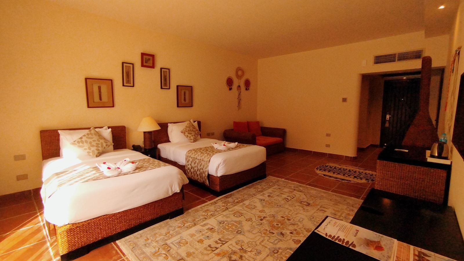 rooms-family-one-bedroom-pool-view