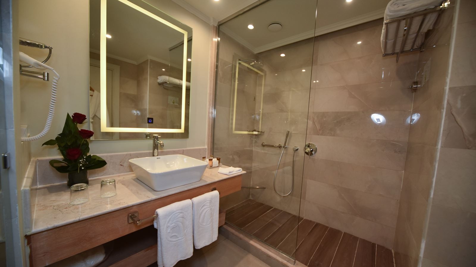 rooms-deluxe-pool--garden-view