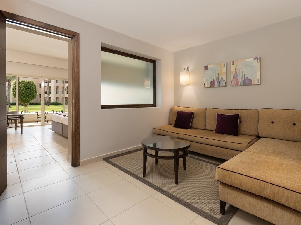 rooms-room-family-pool-view