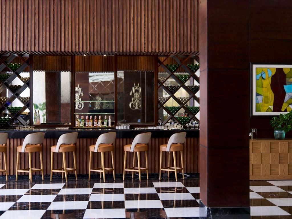 bars-chandelier-lobby-bar