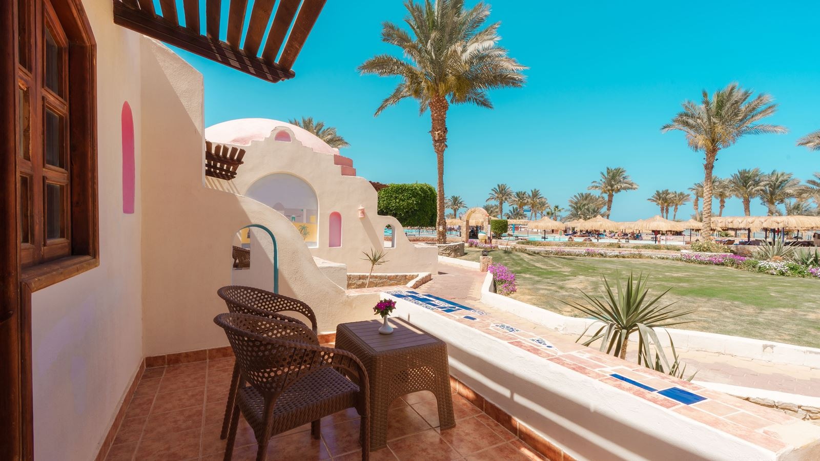 rooms-standard-room-pool-view