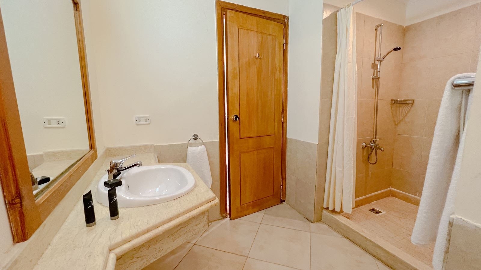 rooms-studio-pool-view