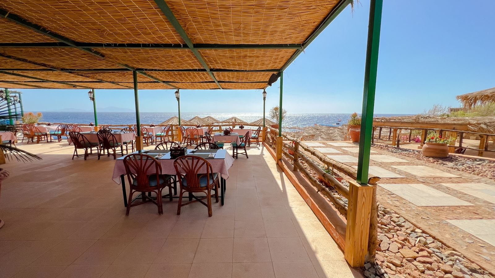 restaurants-reef-beach-restaurant