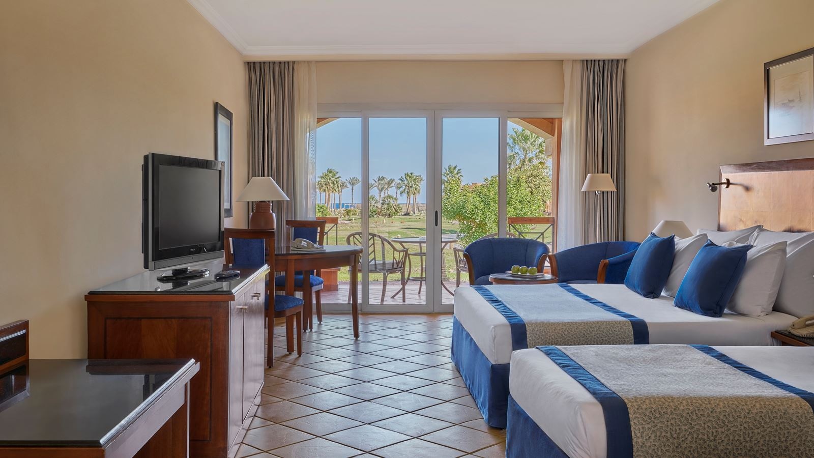 rooms-family--room--garden-view