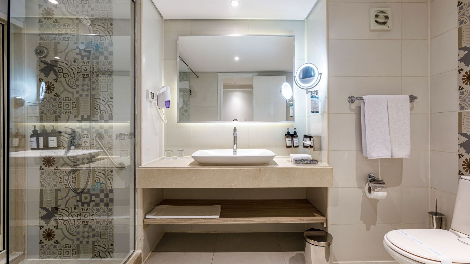 rooms-deluxe-room-garden-pool-sea-view