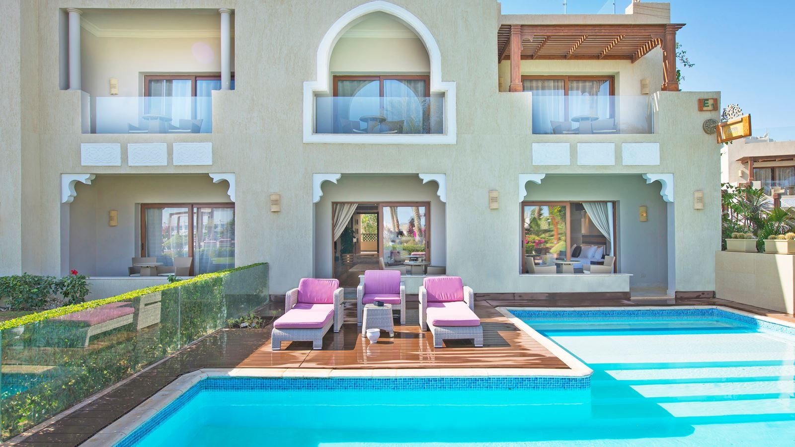 rooms-executive-swim-up-suite